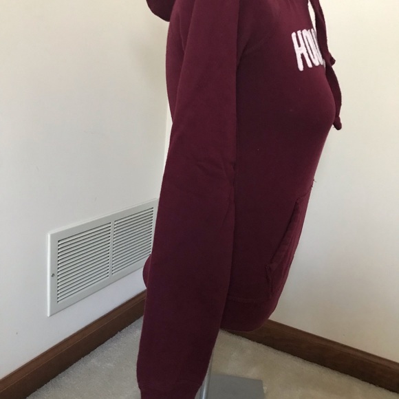 Maroon Hollister hoodie. - Picture 3 of 9
